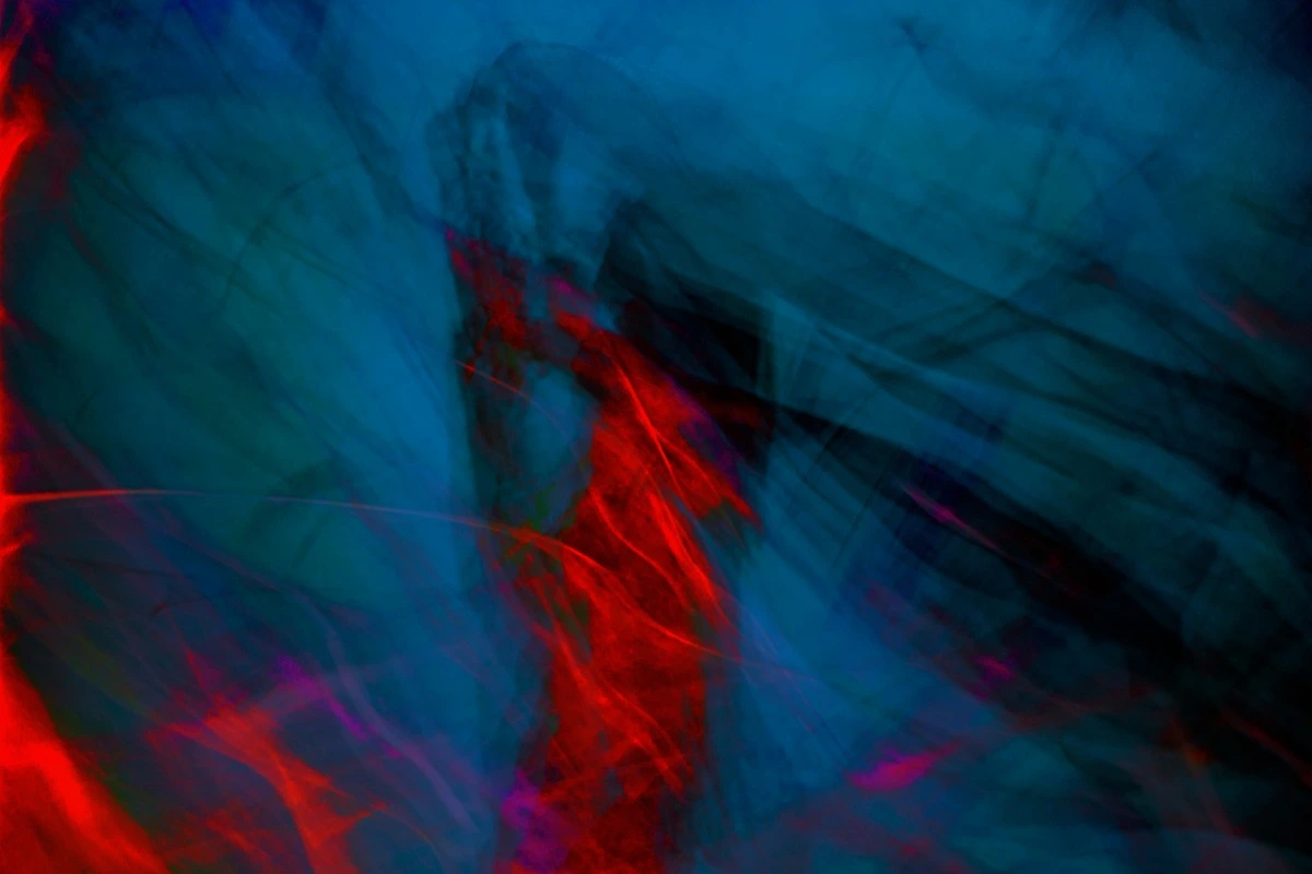 Imagem abstrata com predomínio do perto do azul vermelho e preto.