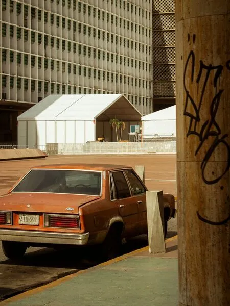 Carro antigo simbolizando as pequenas conquistas e o impacto no consumo de experiências. 