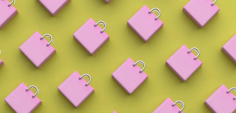 Fundo amarelo e várias bolsas rosas posicionadas na mesa distâncias umas das outras - mostrando a produção em volume padronizada do fast fashion