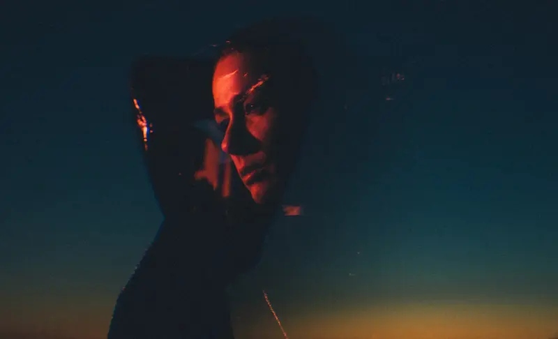 Imagem sobre imagem. silhueta do corpo e rosto triste e reflexivo. Retrata os problemas pela definição de padrões de beleza.