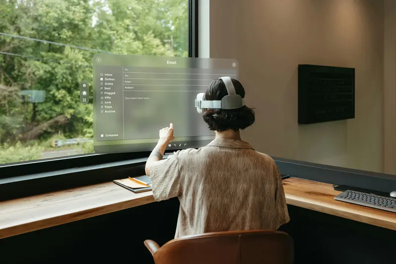 Adolescente em frente ao computador, em tela touch screen projetada.