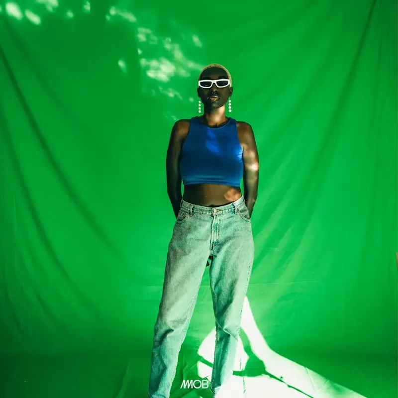 Mulher negra estilosa em fundo croma key verde. Representando a Geração Z.