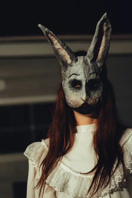 Mulher therian que se identifica com coelho. 