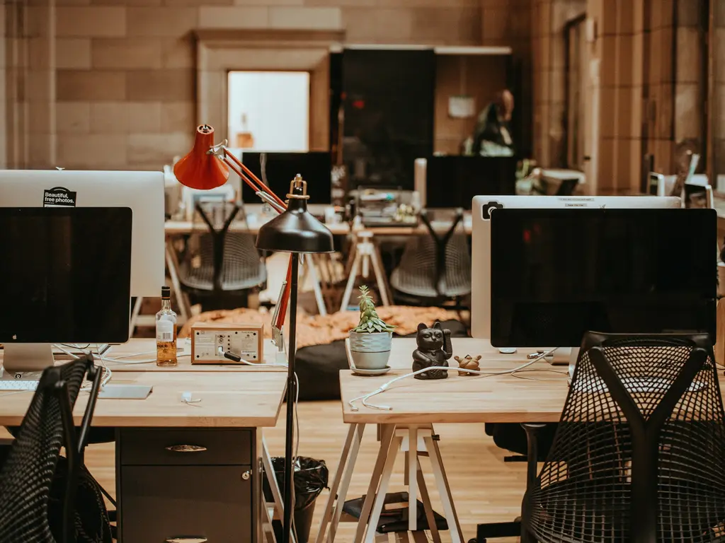 Espaço de trabalho vazio após um recrutamento estratégico de consumidores para pesquisa qualitativa