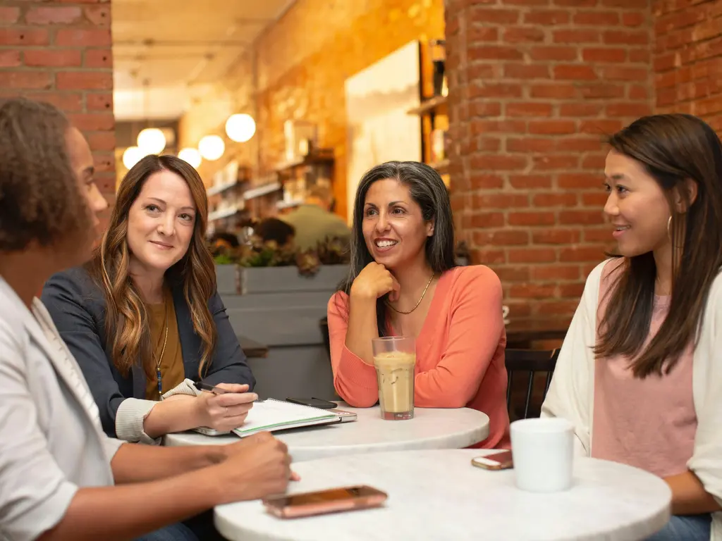 Tipos de recrutamento de consumidores. Mulheres trabalhando em grupo após o recrutamento de consumidores para pesquisa de mercado.