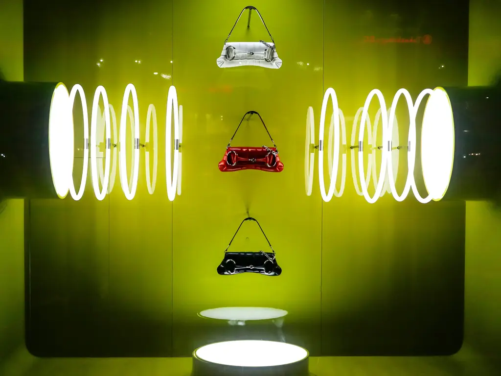 3 bolsas na horizontal exposta em vitrine autêntica. Representando a Economia da comparação.