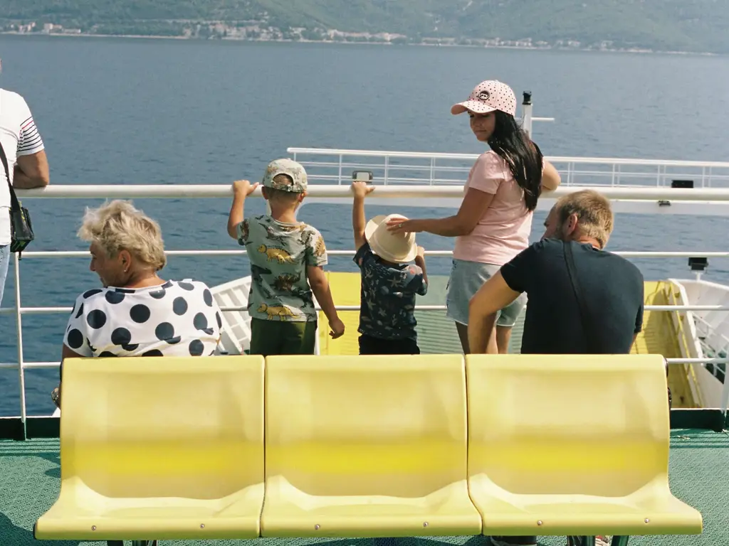 Família apreciando vista de mirante.