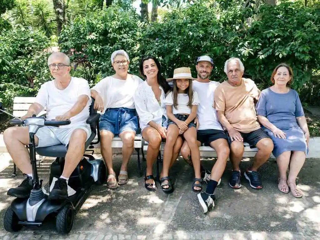 Várias gerações de um família - Representando a geração z e todas as outras gerações.